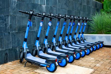 Photo by Rodolfo Gaion: https://www.pexels.com/photo/electric-scooters-lined-up-outdoors-in-londrina-29766153/